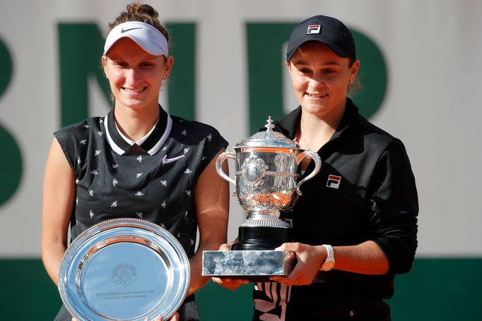 Markéta Vondroušová a Ashleigh Bartyová po finále French Open 2019