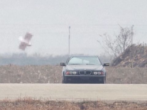 Kim nařídil masově vyrábět vražedné drony. Při testech sledoval útok na vůz BMW