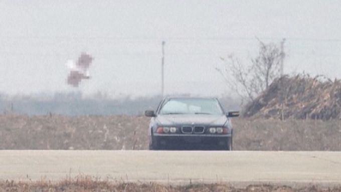 Kim nařídil masově vyrábět vraždící drony. Při testech sledoval útok na vůz BMW.