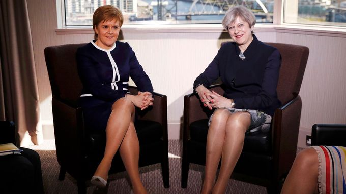 Britská premiérka Theresa Mayová a skotská první ministryně Nicola Sturgeonová na setkání v glasgowském hotelu.