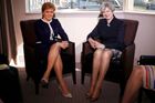 Britové místo brexitu řeší nohy premiérky. Sexismus, vracíme se do 50. let, stěžují si lidé