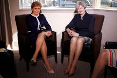 Britové místo brexitu řeší nohy premiérky. Sexismus, vracíme se do 50. let, stěžují si lidé