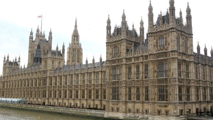 Změnu legislativy chce britský parlament schválit ještě v pondělí.