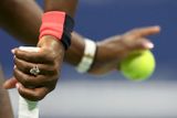 Také Serena Williamsová dbá o svoje ruce a nosí i na kurty luxusní prstýnek.