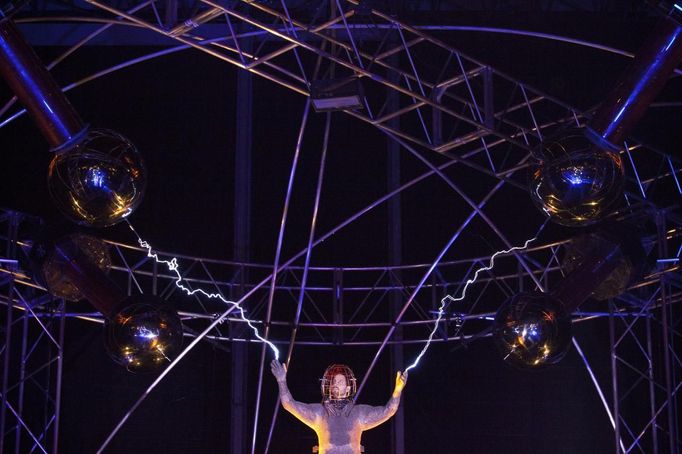 Magician David Blaine channels bolts of electricity from various tesla coils charged with one million volts of electricity during a stunt on Pier 54 in New York, October 5, 2012. Blaine hopes to stand in the same position for 72 hours. REUTERS/Andrew Burton (UNITED STATES - Tags: SOCIETY ENTERTAINMENT) Published: Říj. 6, 2012, 3:55 dop.