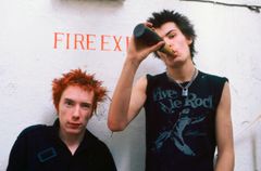 John Lydon alias Johnny Rotten a Sid Vicious ze Sex Pistols v roce 1977.