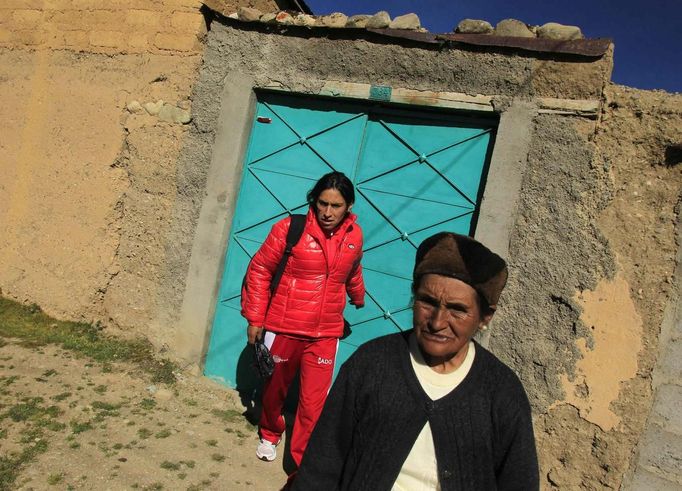 Marathon runner Gladys Tejeda, the first Peruvian athlete who qualified for the 2012 London Olympic Games, accompanied by her mother Marcelina Pucuhuaranga (R), leaves her home to go for training in the Andean province of Junin May 14, 2012. A private company will take Pucuhuaranga, 69, to London as part of the "Thank you Mom" program. For Pucuhuaranga, who received her first passport, it will be the first time travelling out of Peru. The program will take about 120 mothers of different athletes around the world to attend the games. Tejeda, the youngest of nine children, returned to her hometown to visit her mother and to focus on training where she will run more than 20 km every day in the highlands (over 4,105 meters above sea level). Picture taken May 14, 2012. REUTERS/Pilar Olivares(PERU - Tags: SPORT ATHLETICS OLYMPICS) Published: Kvě. 17, 2012, 6:03 odp.