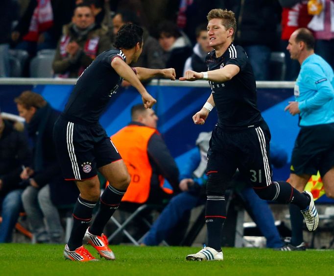 Fotbalisté Bayernu Mnichov Claudio Pizarro (vlevo) a Bastian Schweinsteiger slaví gól v utkání proti Lille v Lize mistrů 2012/13.