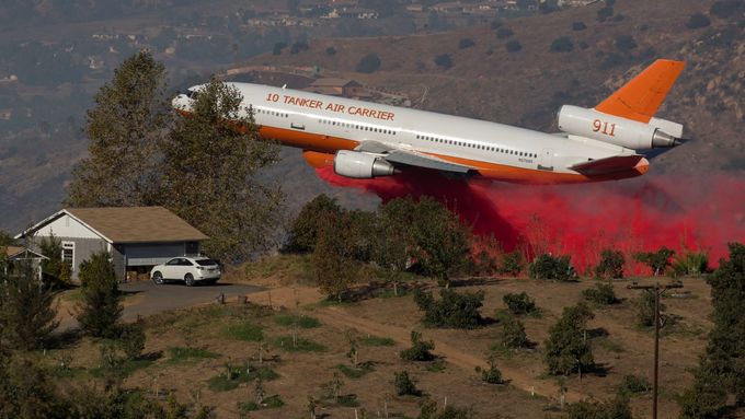 Lesní požáry v Kalifornii zatím usmrtily 31 lidí a stovky se nadále pohřešují. Podle počtu obětí jde o nejhorší požáry v dějinách tohoto státu.