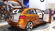 BMW Active Tourer je první MPV od této značky, navíc první vůz s pohonem předních kol. Koncept se prezentuje i unikátním držákem pro přepravu jízdních kol.