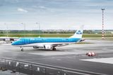 Letadlo nizozemských aerolinek KLM právě přistálo.