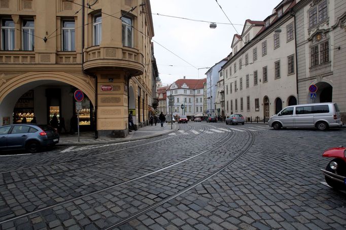 Tranzit přes Malou Stranu
Automobilový tranzit přes Malou Stranu měl být omezen už se zprovozněním Strahovského tunelu – nestalo se tak