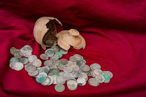 Poklad s "falešnou" mincí. Říčany vystaví 600 let starý nález z nejstaršího sklepa