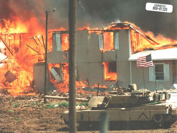 Během zásahu vypukl požár, dodnes se přitom neví, kdo ho založil. V plamenech zemřelo 76 lidí, včetně samotného vůdce.
