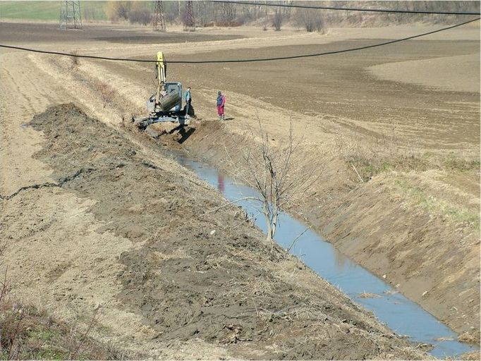 Strouhu zanesla půda z pole tak, že ji musí vybagrovat