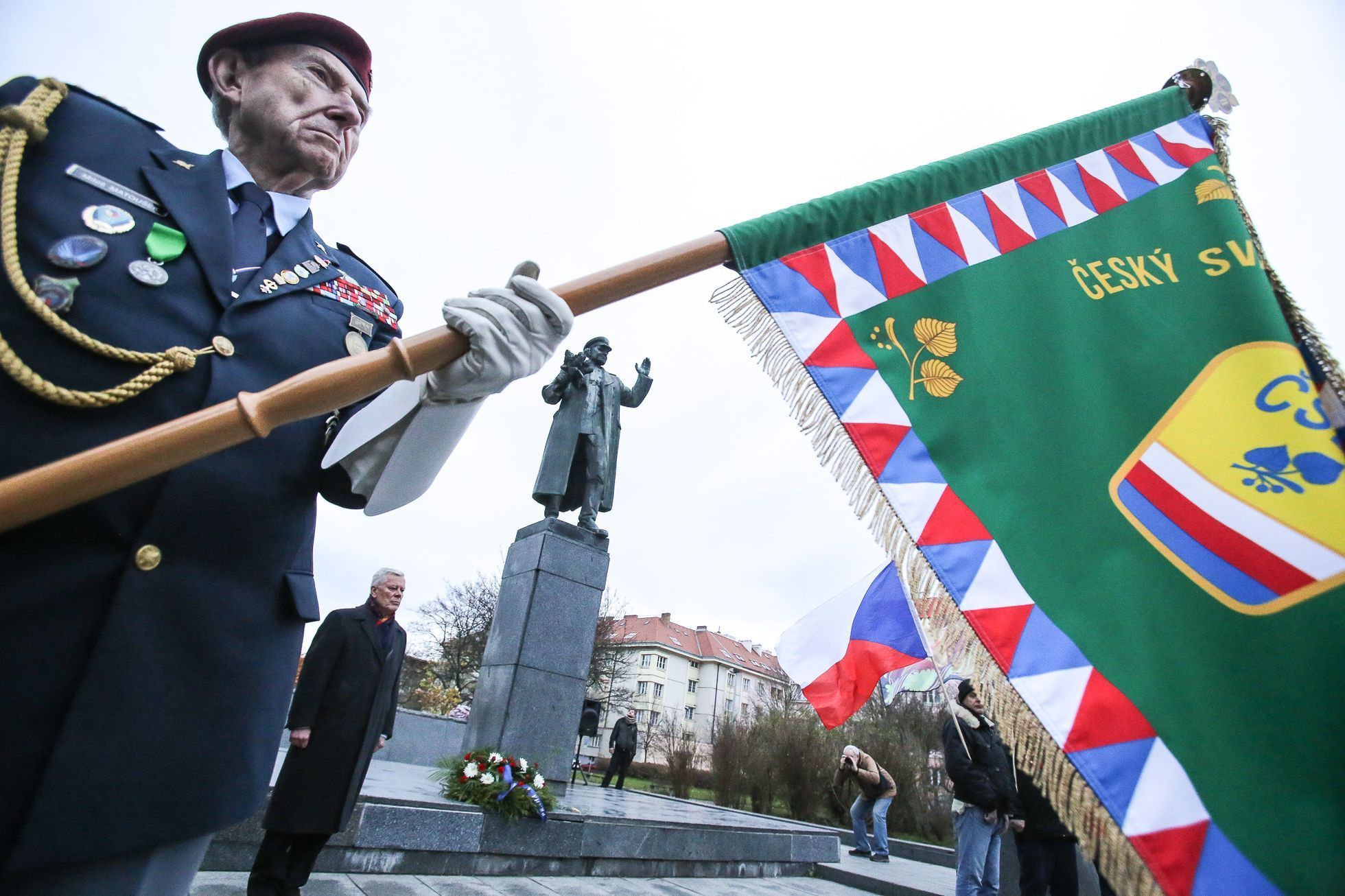Protest proti vysvětlující tabulce u sochy maršála Koněva - pořádala KSČM