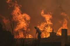 V Portugalsku kvůli požárům zemřel třetí člověk, oheň zničil už tři procenta území