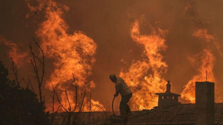 V Portugalsku kvůli požárům zemřel třetí člověk, oheň zničil už tři procenta území; Zdroj foto: Profimedia.cz