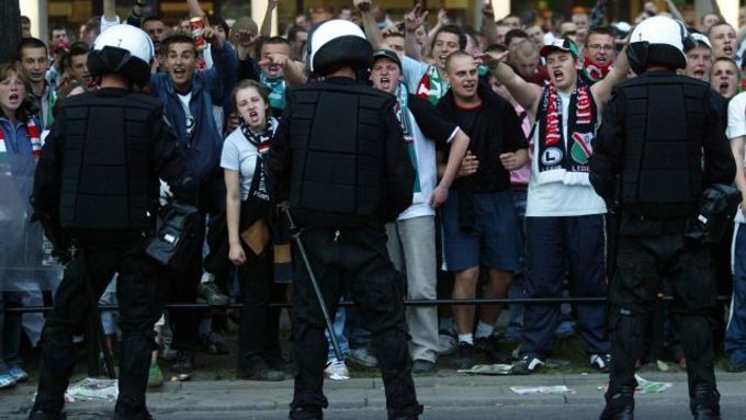 Polští příznivci jsou považováni za "rizikové." Na snímku policisté s fanoušky klubu Legia Varšava.