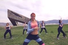 VIDEO Rusky tančily twerk u památníku. Skončily ve vězení