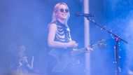 Phoebe Bridgers s nástrojem B. C. Rich Harley Benton, vycházejícím z tvaru takzvaných véčkových kytar používaných v tvrdší hudbě.