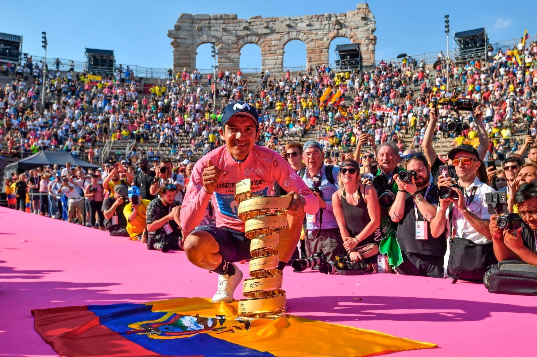 Richard Carapaz s trofejí pro vítěze závodu Giro d´Italia 2019
