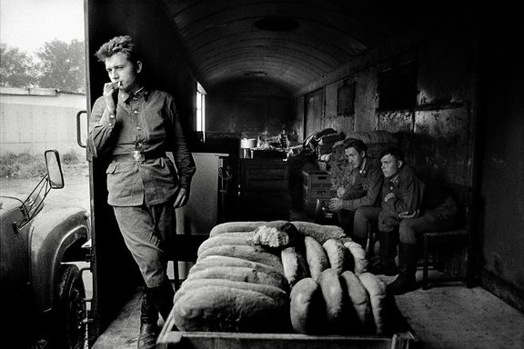 Poslední český chleba. Sovětští vojáci opouštějí Milovice (1991).