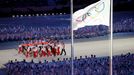 Soči 2014, závěrečný ceremoniál: ruští olympijští vítězové přinášejí vlajku