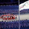 Soči 2014, závěrečný ceremoniál: ruští olympijští vítězové přinášejí vlajku