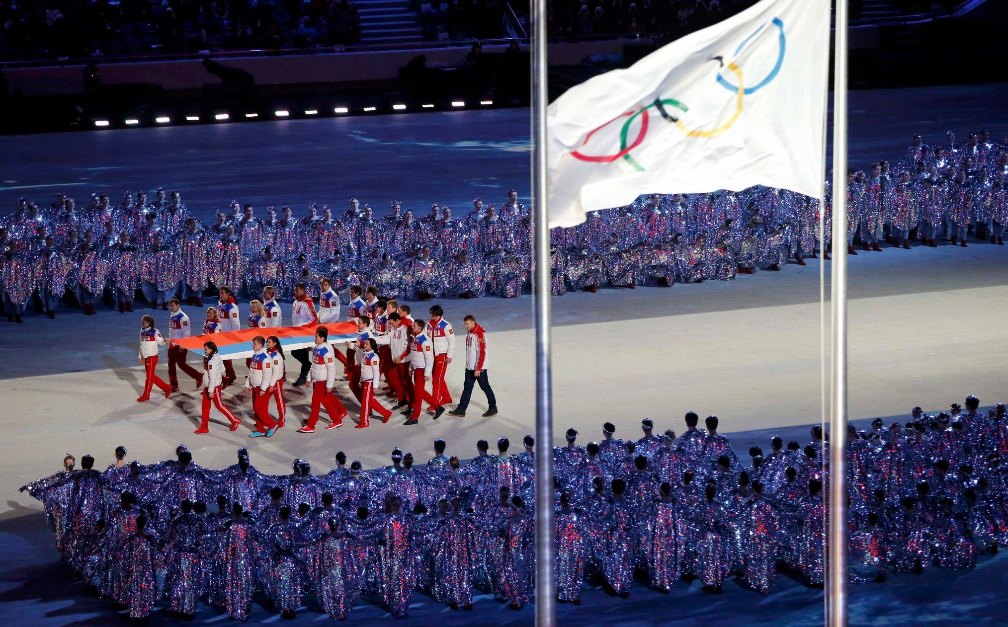 Soči 2014, závěrečný ceremoniál: ruští olympijští vítězové přinášejí vlajku