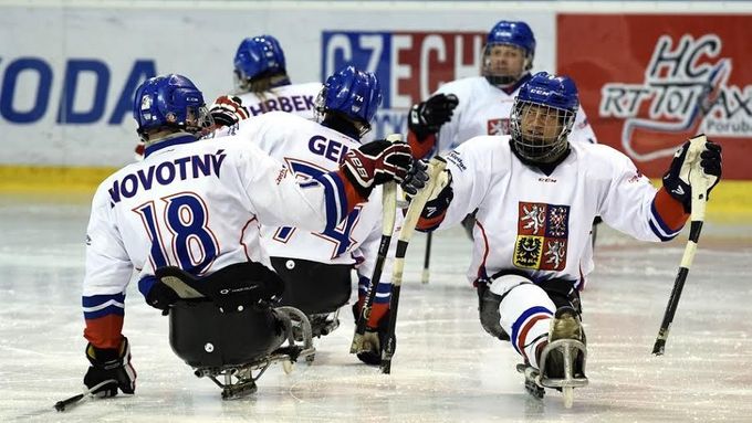 Česká sledge hokejová reprezentace potřebuje v boji o paralympiádu finanční pomoc.