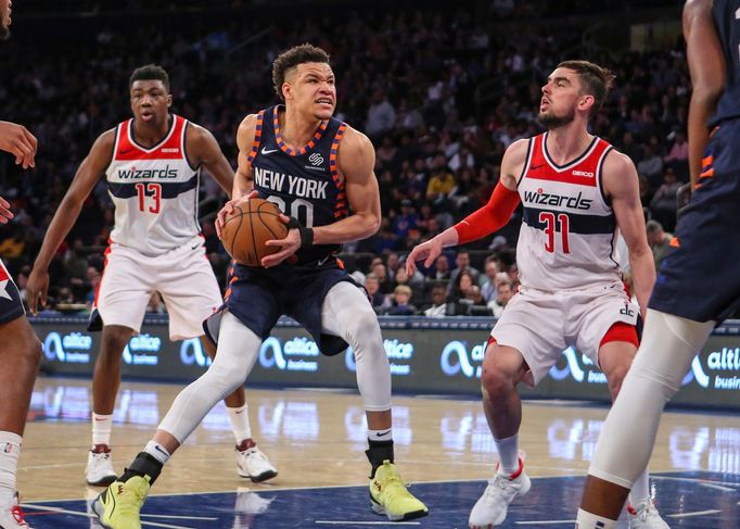 Tomáš Satoranský sleduje, co s míčem vymyslí Kevin Knox z New York Knicks