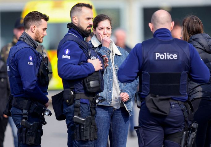 V belgickém městě La Louvière jižně od Bruselu ráno zahynulo nejméně šest lidí, když do davu shromážděného před plánovaným karnevalovým průvodem ze zatím neznámých důvodů