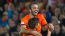 Holandští fotbalisté Rafael van der Vaart (nahoře) a Klaas Jan Huntelaar slaví gól v kvalifikaci na MS 2014 proti Andoře.