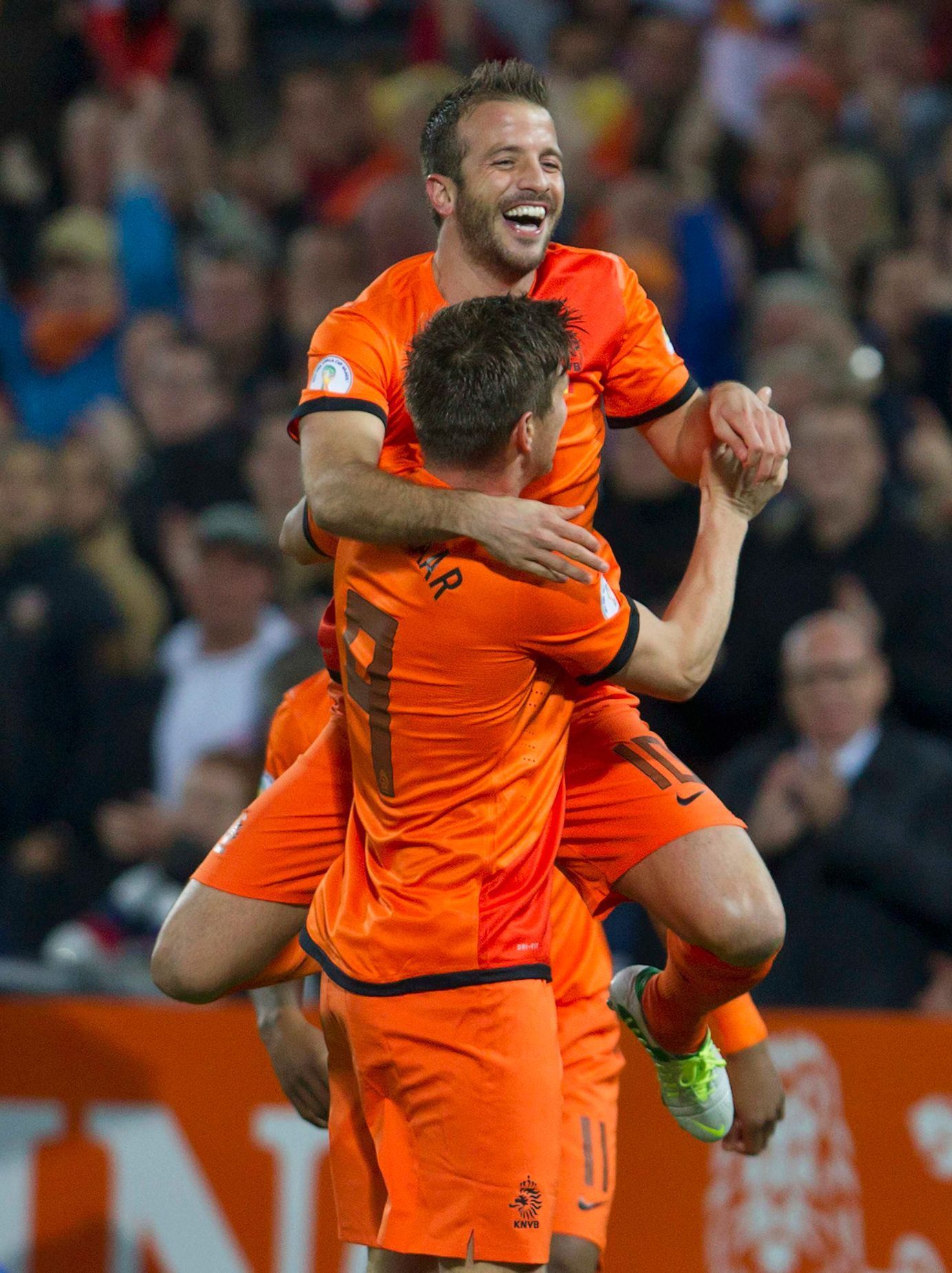 Holandští fotbalisté Rafael van der Vaart (nahoře) a Klaas Jan Huntelaar slaví gól v kvalifikaci na MS 2014 proti Andoře.