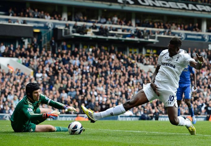 Fotbalista Tottenhamu Emmanuel Adebayor marně střílí na Petra Čecha z Chelsea během utkání anglické Premier League 2012/13.