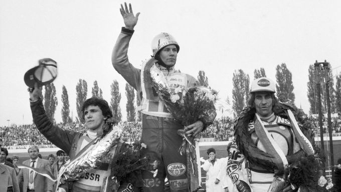 Druhý Roman Matoušek, vítěz závodu Per Jonsson ze Švédska a Jeremy Doncaster z Velké Británie na stupních vítězů Zlaté přilby Československa 1988.