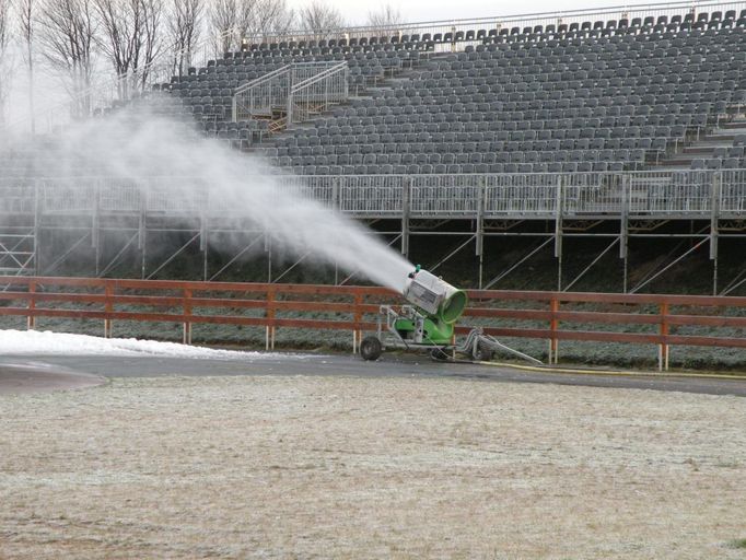 V pondělí se na tratě pro MS v klasicekém lyžování v Liberci 2009 ve Vesci snesl první umělý sníh.