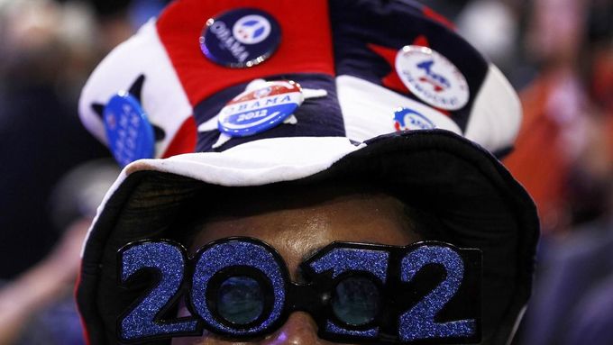 A convention-goer stands on the convention floor on the first day of the Democratic National Convention in Charlotte, North Carolina, September 4, 2012. REUTERS/Jim Young (UNITED STATES - Tags: POLITICS ELECTIONS) Published: Zář. 4, 2012, 8:57 odp.