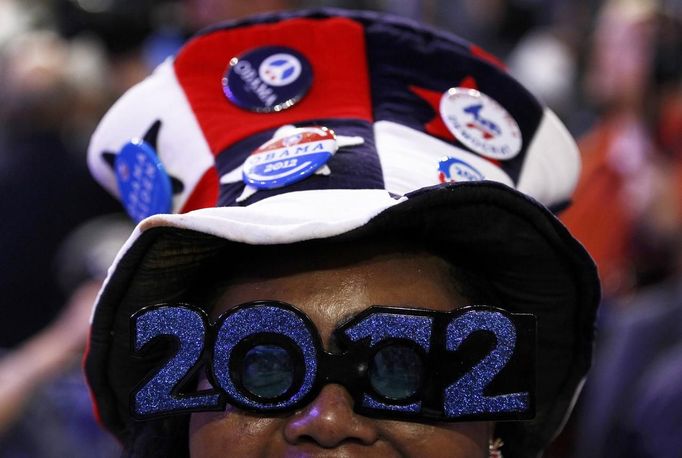 A convention-goer stands on the convention floor on the first day of the Democratic National Convention in Charlotte, North Carolina, September 4, 2012. REUTERS/Jim Young (UNITED STATES - Tags: POLITICS ELECTIONS) Published: Zář. 4, 2012, 8:57 odp.