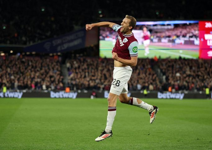 Tomáš Souček slaví trefu do sítě Leicesteru City