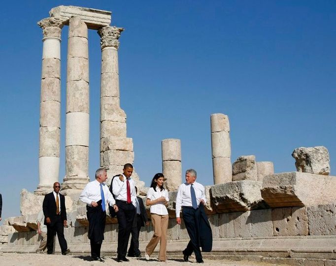 Turistika. Barack Obama na procházce ruinami římské citadely v Jordánsku. Doprovází jej architektka a restaurátorka May Shaerová a američtí senátoři Jack Reed (vlevo) a Chuck Hagel.