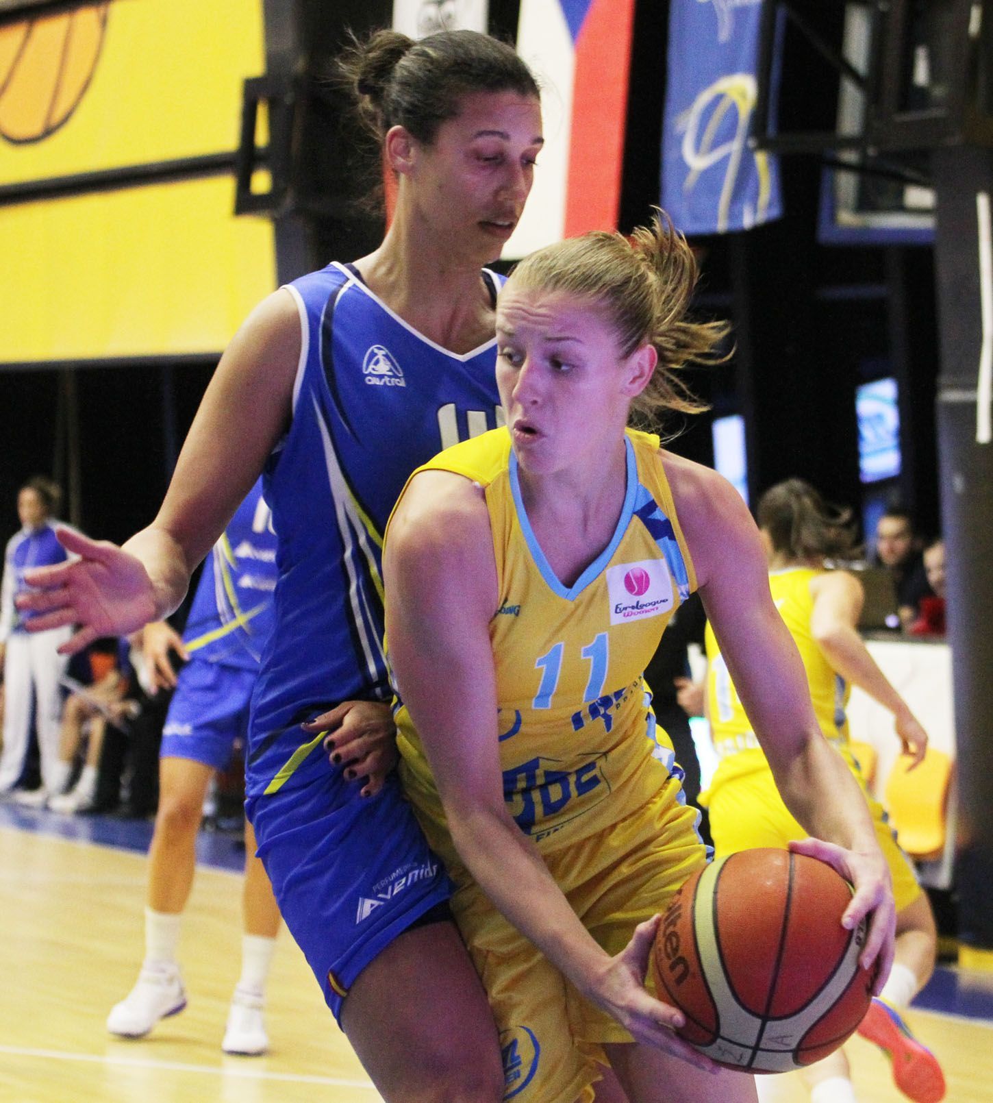 Basketbalistka ZVVZ USK Praha Kateřina Elhotová (vpravo) v utkání 1. kola Evropské ligy proti Salamance.