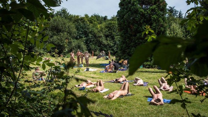Nudisté slunící se ve Vincenneském lesíku.