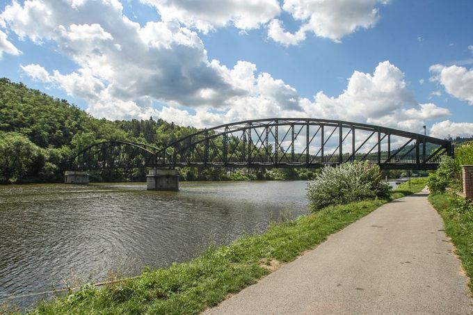 Bývalý silniční most v Davli dnes slouží už jen pro pěší. Spojuje centrum Davle s nádražím. Ilustrační snímek z roku 2013.