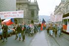 Často to byli primitivní lidé, říká historik o estébácích, kteří hlídali demonstranty