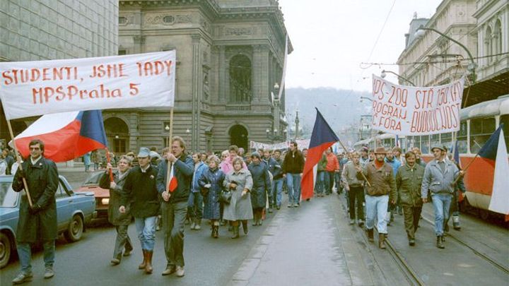 Často to byli primitivní lidé, říká historik o estébácích, kteří hlídali demonstranty