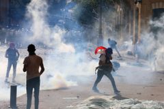 Libanonská vláda podala po výbuchu a protestech demisi, stále se pohřešují dělníci