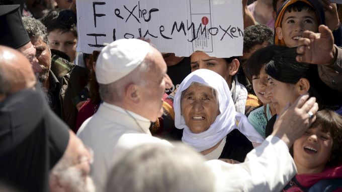 Papeže Františka zdraví migranti z uprchlického tábora na ostrově Lesbos