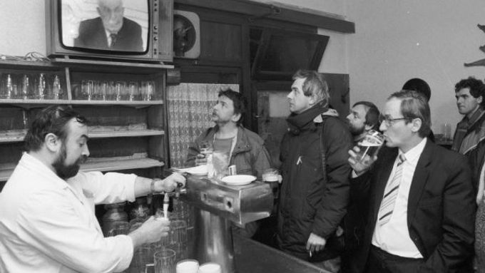 Hosté v pražské pivnici sledují televizní vystoupení odcházejícího prezidenta Gustáva Husáka, snímek z prosince 1989.